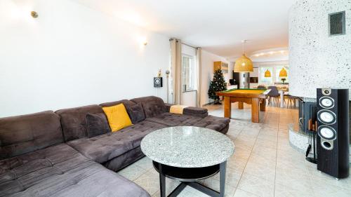uma sala de estar com um sofá e uma mesa em Apartamenty Sun & Snow Villa Sportowa em Myslakowice