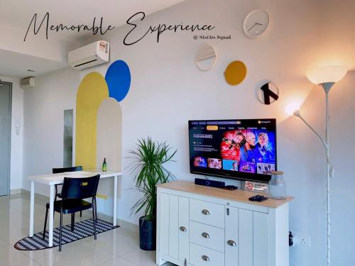 - un salon avec une télévision murale dans l'établissement MemoreSuite 1-6Pax Trefoil Setia City Shah Alam SiS Homestay, à Shah Alam