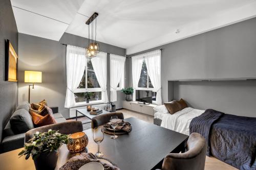sala de estar con sofá y mesa en Origo Leilighetshotell, en Drammen