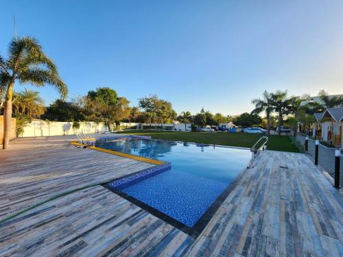 una gran piscina en una terraza de madera en VITS Daman Devka Beach, en Daman