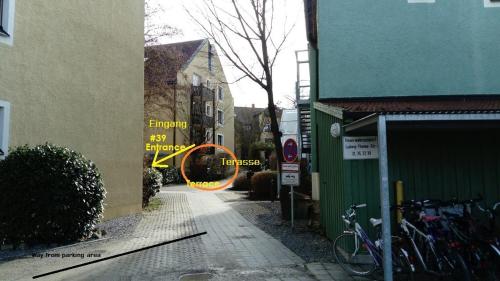 een straat met een bord waarop staat: toegang tot een gebouw bij Apartment Blue Regensburg in Regensburg