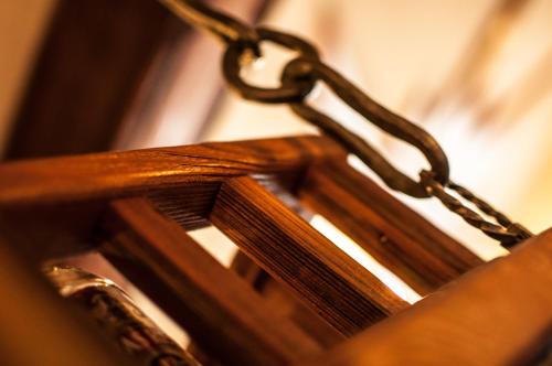 a close up of a wooden bench with a chain at Albergo Meublè Vecchio Scarpone in Baceno
