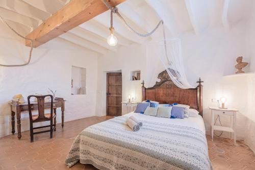 Un pat sau paturi într-o cameră la Villa Can Lloret