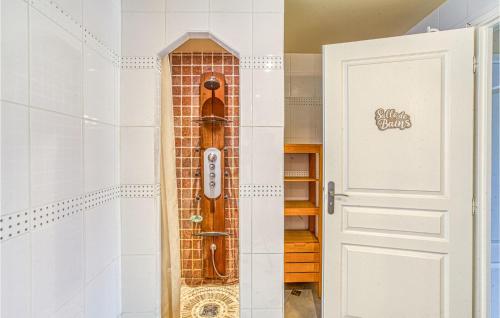 Ett badrum på Beautiful Home In Castelnau De Mandaille With Wifi