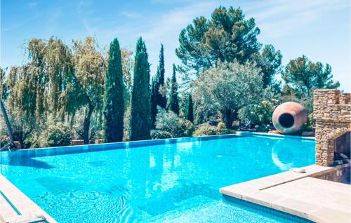 Amazing home in Vaison-la-Romaine with Outdoor swimming pool, WiFi and 9 Bedrooms