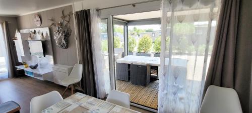 Kúpeľňa v ubytovaní Lovely ecolodge with year-round heated pool in Charente-Maritime