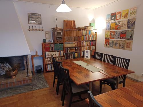 een eetkamer met een tafel en stoelen en een open haard bij Brukshotellet Skinnsberg in Skinnskatteberg