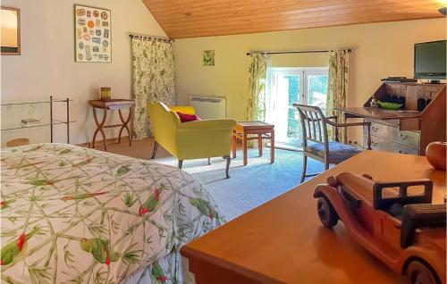 - une chambre avec un lit et un salon dans l'établissement Amazing Home In Conflans Sur Anille With Sauna, à Conflans-sur-Anille