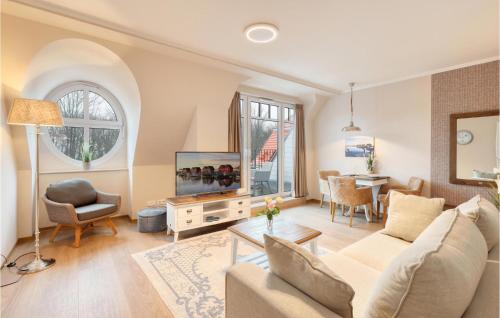 ein Wohnzimmer mit Sofa und Fernseher in der Unterkunft Baltischer Hof Apartment 59 in Boltenhagen