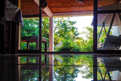 Taman di luar Reva Castel