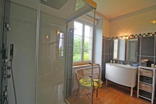 uma casa de banho com um chuveiro, um lavatório e uma banheira em Le gueraudier em Glandon