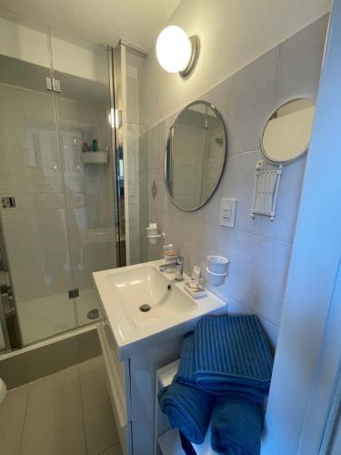 La salle de bains est pourvue d'un lavabo et d'une douche. dans l'établissement Porta Romana Bella 2 ! Centro, à Milan