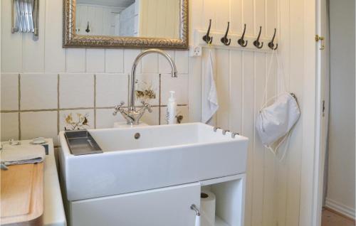 y baño con lavabo blanco y espejo. en Rio, en Esbjerg