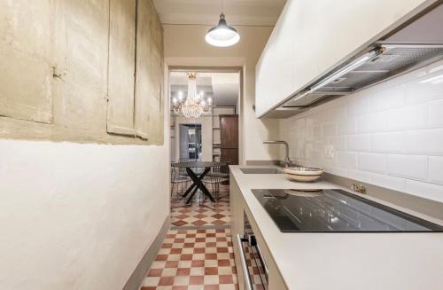 - une cuisine avec un évier et un sol en damier dans l'établissement Duomo Luxury House, à Florence