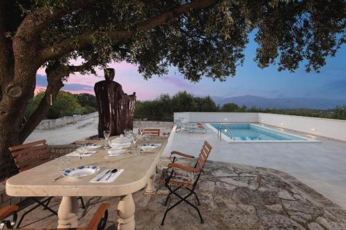 Traditionelle Familien Villa mit Gartengrill und Pool, frei Parking