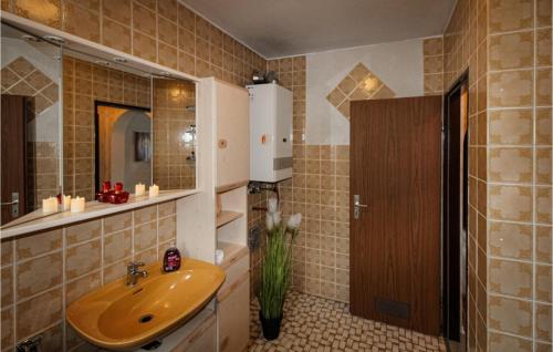 La salle de bains est pourvue d'un lavabo et d'un miroir. dans l'établissement 2 Bedroom Beautiful Apartment In Arrach, à Arrach