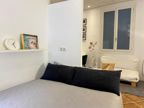 1 dormitorio con 1 cama y sala de estar en Apartamento Puerta del Camino 1, en Bilbao