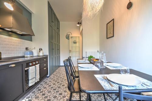 uma cozinha com mesa e cadeiras num quarto em Cosy Home Riviera Wi-fi, AC, terrace 3 BDR em Chiavari