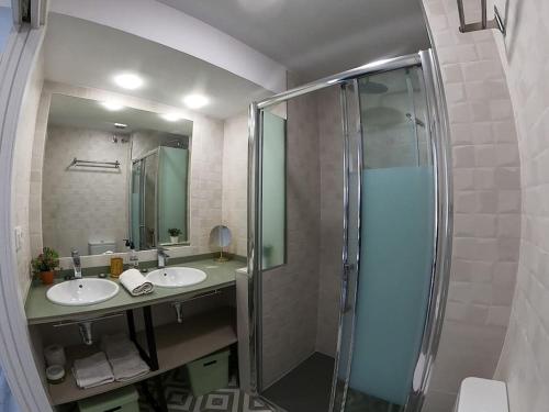 La salle de bains est pourvue de 2 lavabos et d'une douche. dans l'établissement ROCH - Stylish Apartment near Metro, à Séville
