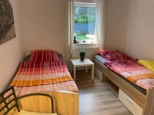 two beds in a room with a window at Ferienwohnung Fenke in Fenke