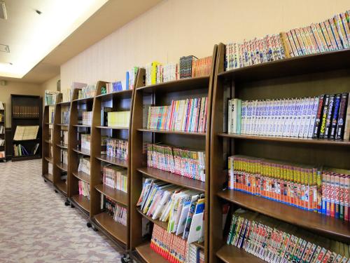 a library with many shelves filled with books at Kishigon Ryokan in Shibukawa