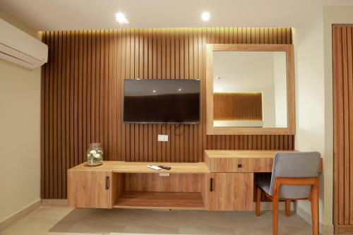 TV a/nebo společenská místnost v ubytování Pyramid Front Hotel