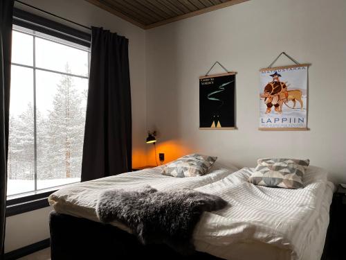 Schlafzimmer mit einem Bett mit einem Pferdebild an der Wand in der Unterkunft Porthos Ski Lodge in Pyhätunturi