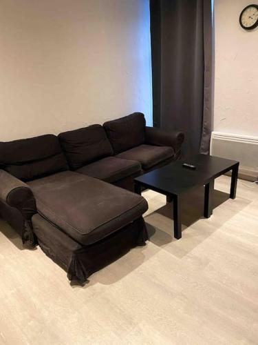 un salon avec un canapé et une table basse dans l'établissement Appartement Essentiel, à Givet