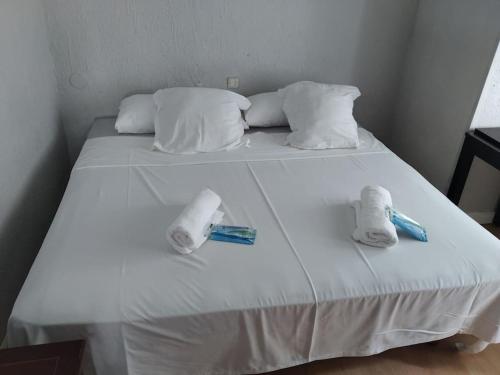 a bed with white sheets and two pillows and two aids at Apartamento 2 dormitorios Barrio Lavapies in Madrid