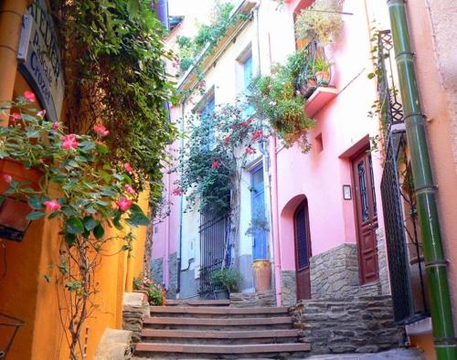 un callejón con escaleras en una ciudad con flores en 2EGA37 Studio en centre-ville, en Collioure