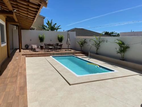 - une piscine dans l'arrière-cour d'une maison dans l'établissement Casa Top Vilas, à Lauro de Freitas