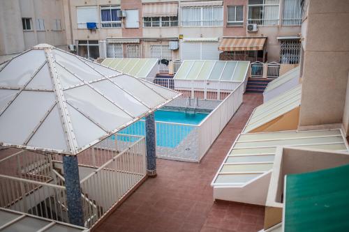 widok na basen w budynku w obiekcie Casa Playa Blanca w mieście Torrevieja