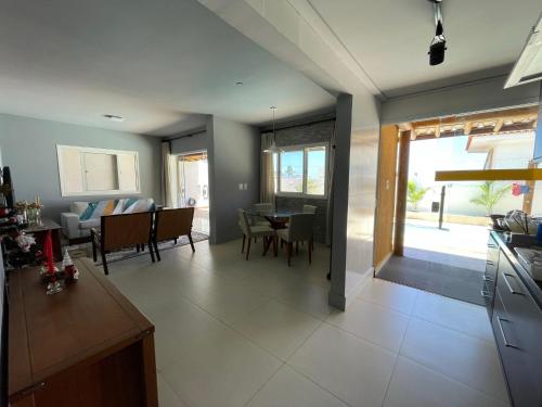 Il comprend une cuisine et un salon avec une table et des chaises. dans l'établissement Casa Top Vilas, à Lauro de Freitas
