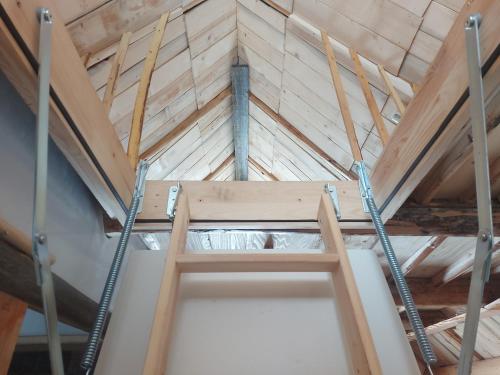 un soffitto in una casa in costruzione di Studio apartman Planinska Bajka a Olovo
