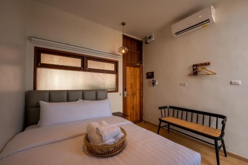 Un dormitorio con una cama con una cesta. en U chaikhong, en Chiang Khan