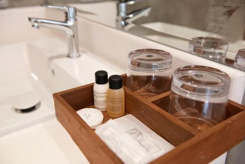 un cajón de madera en un lavabo con cosméticos en U chaikhong, en Chiang Khan