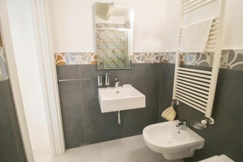 a small bathroom with a sink and a toilet at Casa Balmes in Lecce