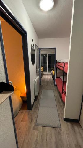 Cette chambre dispose d'un couloir avec deux lits et un miroir. dans l'établissement T2 Bixta Eder, réveillez-vous avec cette vue !, à Cauterets