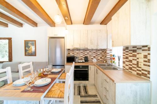 Кухня или мини-кухня в Bekiris Traditional Inn
