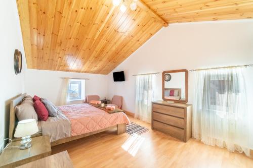 Ένα ή περισσότερα κρεβάτια σε δωμάτιο στο Bekiris Traditional Inn