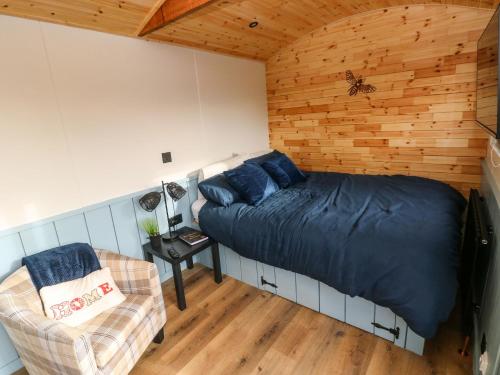 1 dormitorio con 1 cama y una araña en la pared en The Bumblebee en Pembroke