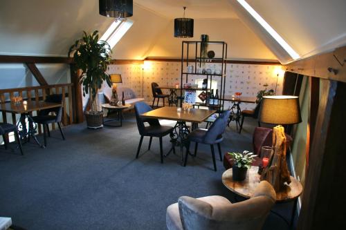 a restaurant with tables and chairs in a room at Gastenverblijf Eenink in Zelhem