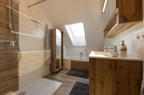 uma casa de banho com um chuveiro, um lavatório e uma banheira em Landhofmühle em Eltendorf