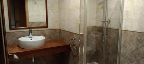 Bilik mandi di Casa Lixa Hotel Rural Albergue