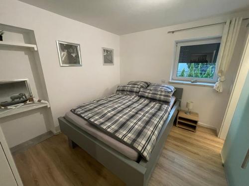 1 dormitorio con cama y ventana en Ferienwohnung Fenke 2.0, en Lindlar