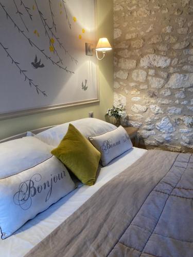 Le Patio Chambres et Tables d'Hôtes في La Tour-Blanche: غرفة نوم عليها سرير ووسادتين