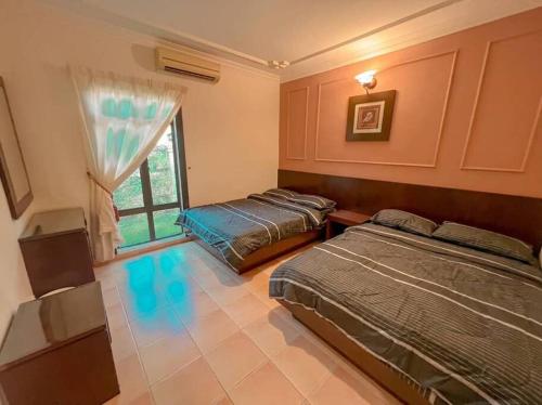 - 2 lits dans une chambre avec fenêtre dans l'établissement A'Famosa Villa V5 Garden Home Pool Villa Melaka, à Kampong Alor Gajah