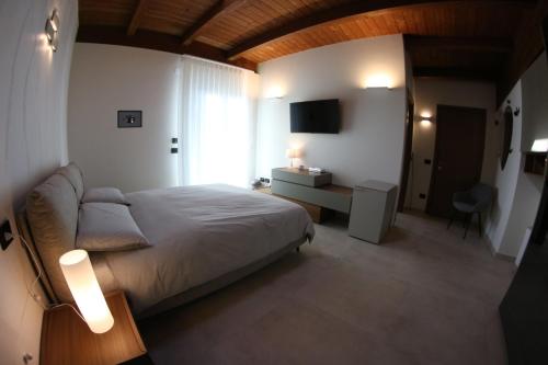 Mirko's house في ليكاتا: غرفة نوم بسرير ومكتب وتلفزيون