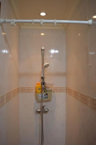La salle de bains est pourvue d'une douche avec un pommeau de douche. dans l'établissement Appartement idéal Riad Al salam à 8 minutes de la plage du centre ville,Wifi et parking gratuits, à Agadir