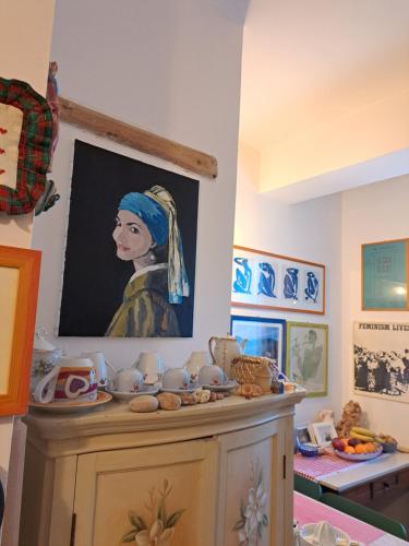 a painting of a woman on top of a cabinet at Casa Gelsomino in Carlentini